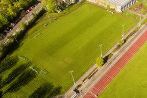 Nebenplatz Gustav-Siegle-Stadion Luftaufnahme eines Sportfeldes mit gepflegtem Rasen, Tribüne und angrenzender Laufbahn.