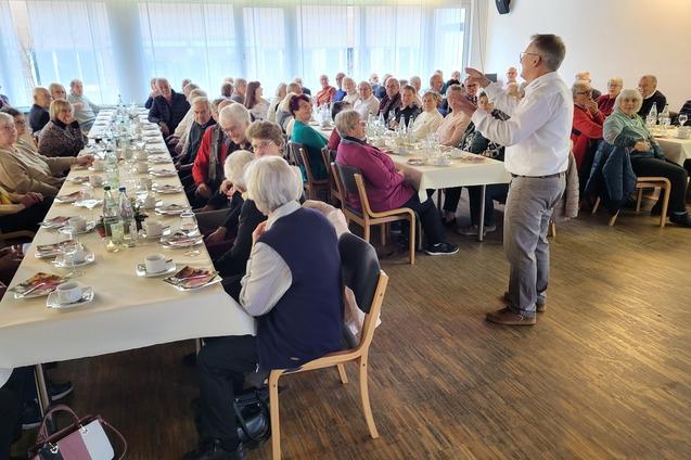 Bild der Gruppe von Senioren auf der Weihnachtsfeier