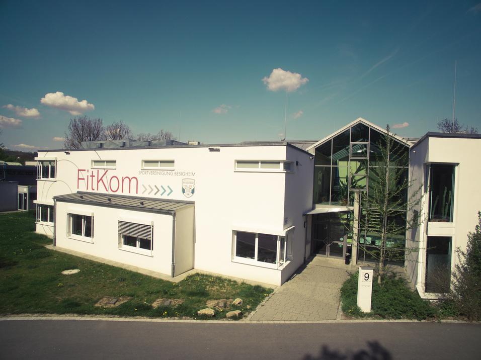 Moderne Sporteinrichtung „FitKom“ in Besigheim mit großen Fenstern und einem Eingangsbereich aus Glas.