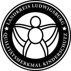 Logo des Landkreises Ludwigsburg mit stilisierter Kinderfigur und dem Schriftzug „Qualitätsmerkmal Kinderschutz“.