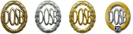 Vier Medaillen des DOSB in Gold, Silber, Bronze und eine Jubiläumsmedaille mit der Zahl 20.