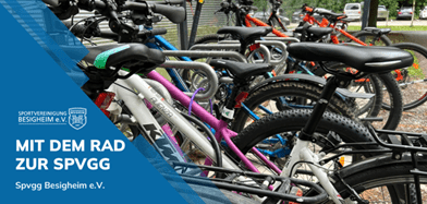 Reihe bunter Fahrräder an einem Radständer vor einem Gebäude der Sportvereinigung Besigheim e.V.
